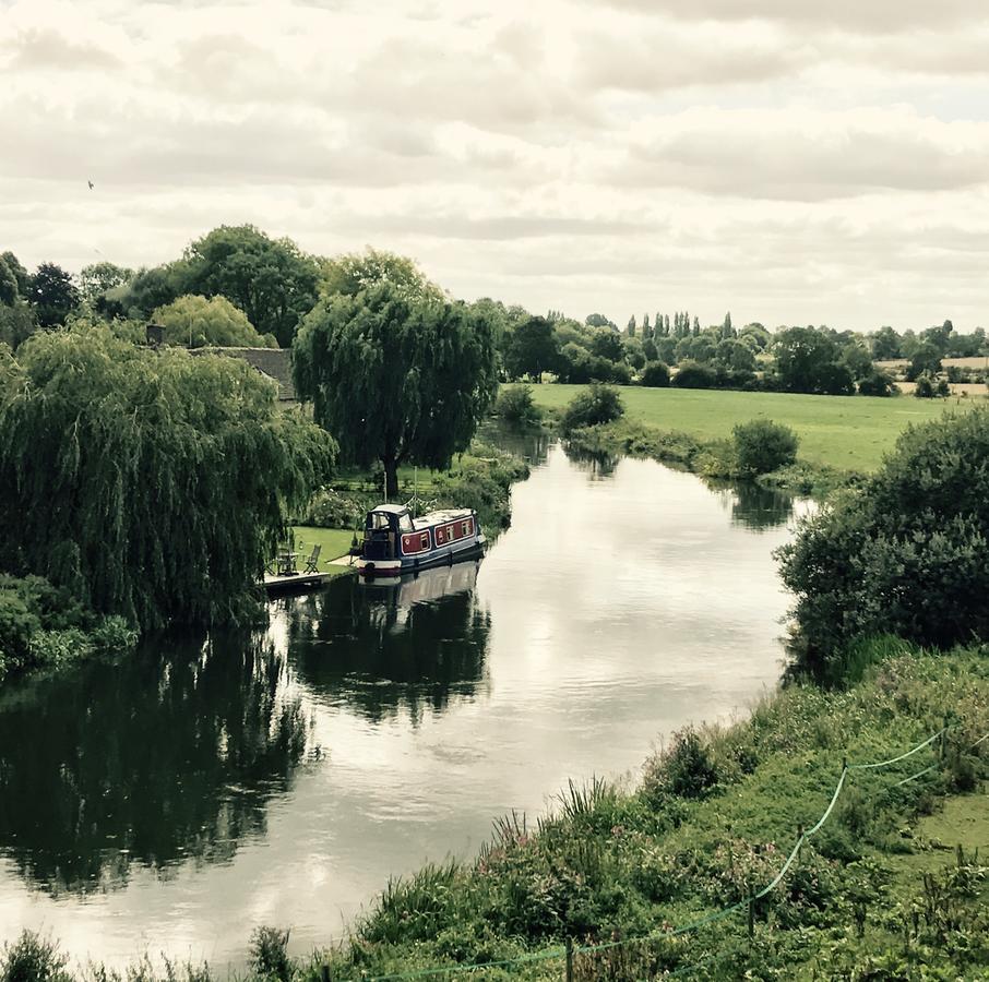 Wansford Country Lounge B&B Екстериор снимка